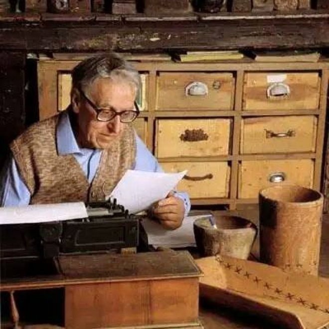 Ettore Guatelli seduto alla sua macchina da scrivere